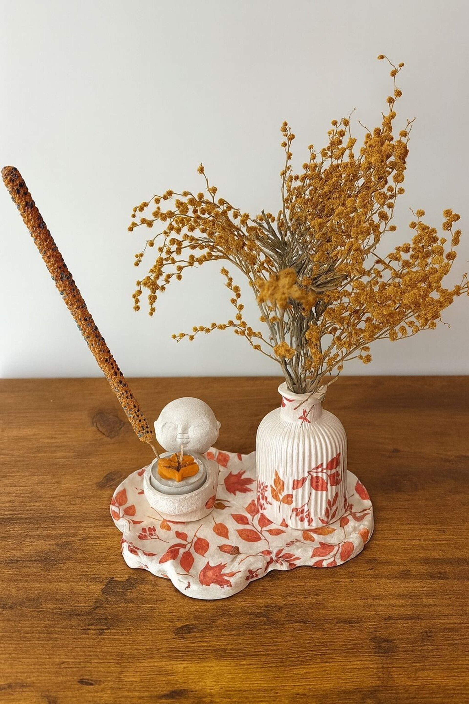Centro decorativo artesanal con flores secas, porta vela e incienso - 1